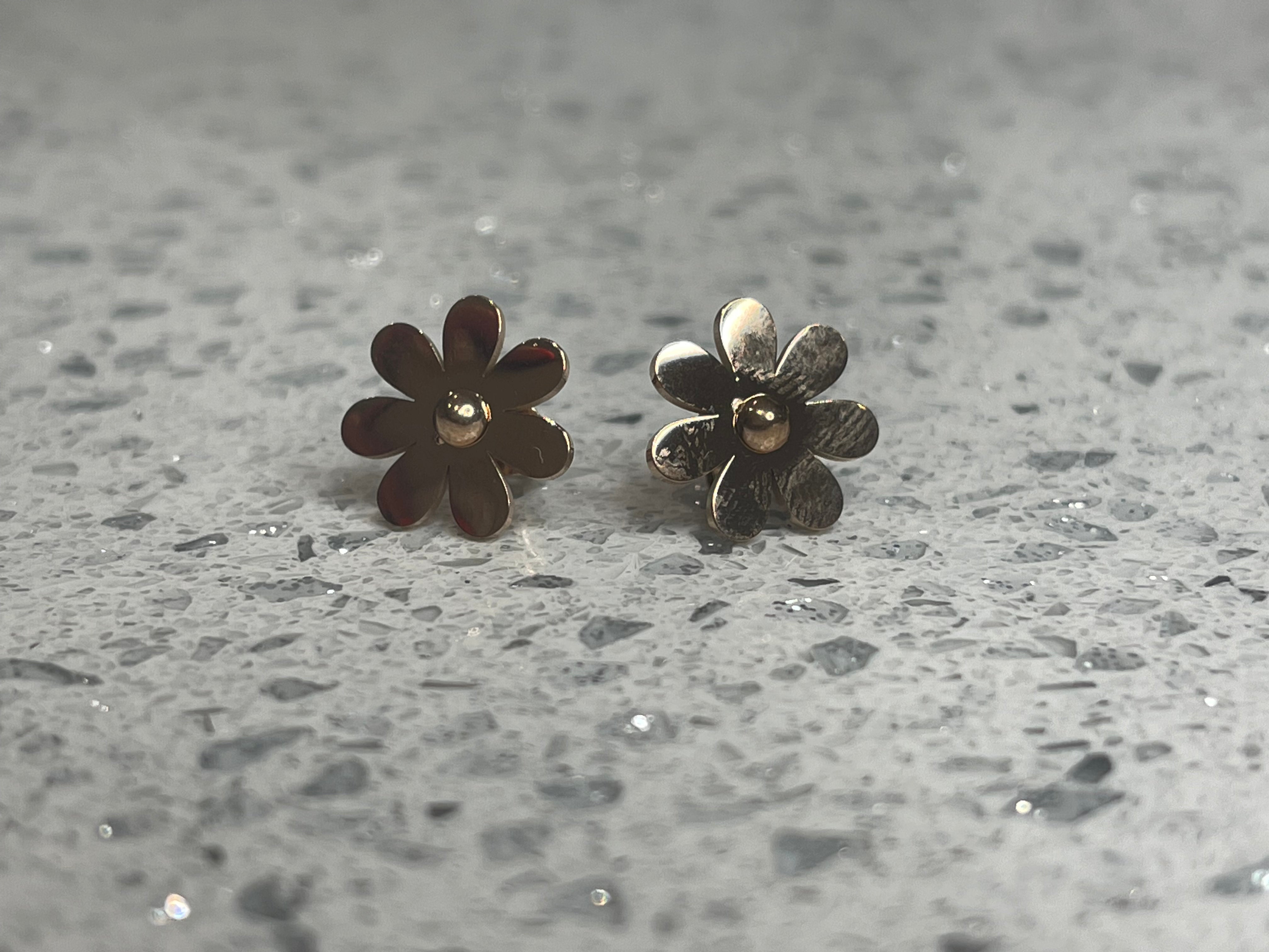 Daisy stud earrings