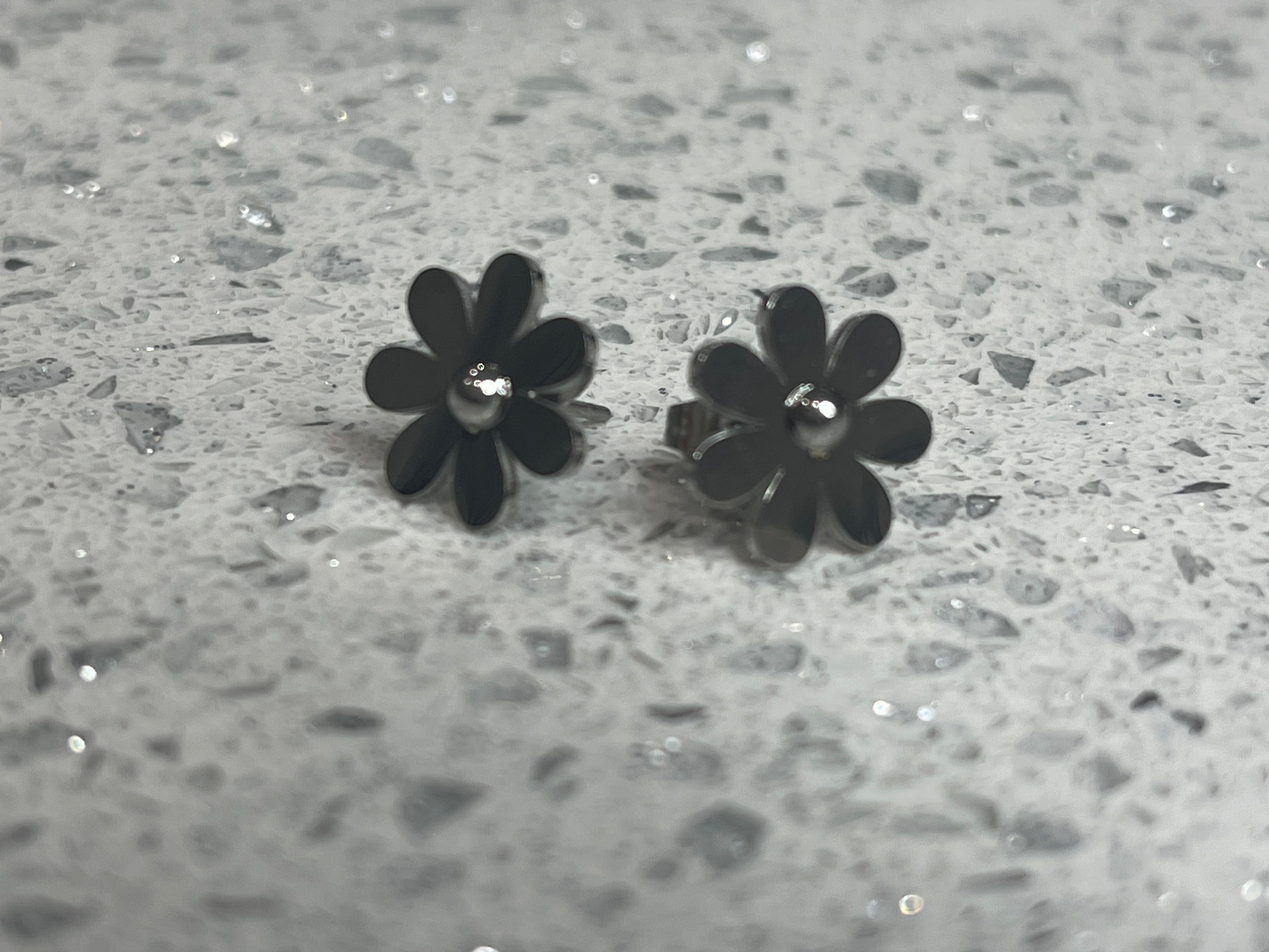 Daisy stud earrings